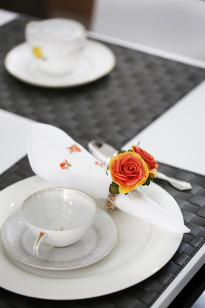 摆盘和橙玫瑰图片下载