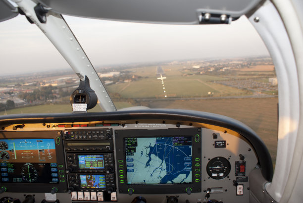 轻型飞机在最后进场图片下载