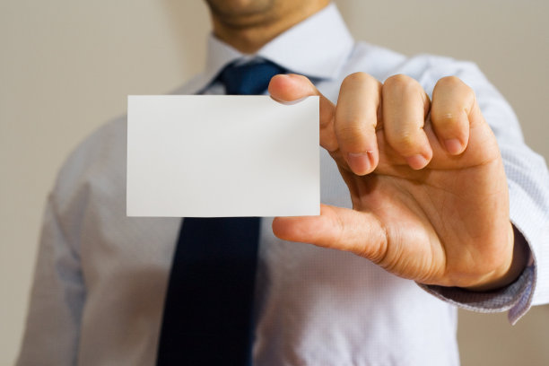 一个拿着名片的商人图片下载