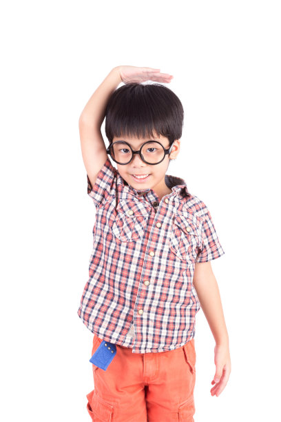 亚洲男孩长高和测量自己图片下载