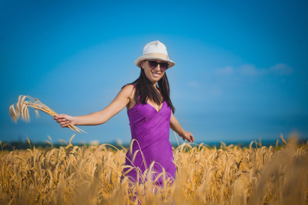 黄色场地上的漂亮女人的Portret图片下载