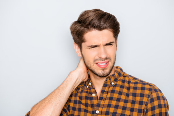 年轻的病人有强烈的颈部疼痛图片下载