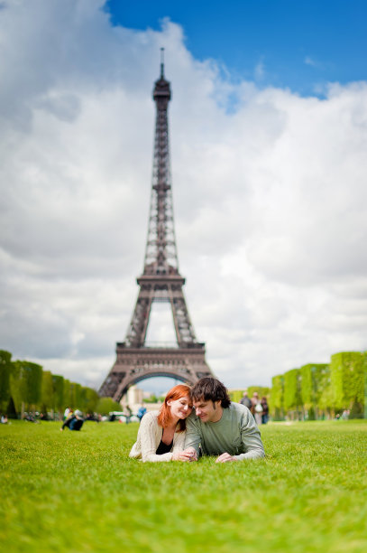一对情侣在巴黎埃菲尔铁塔附近接吻图片下载