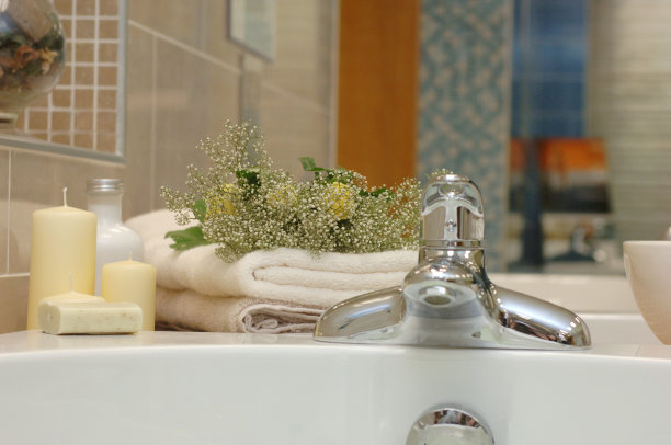 浴室水龙头和蜡烛的背景照片图片下载