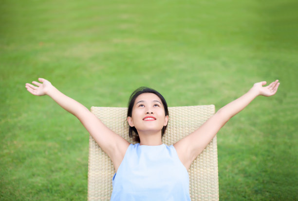 女孩张开双臂放松图片下载