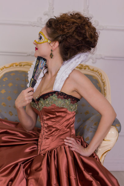 穿着巴洛克风格服装的女人图片下载