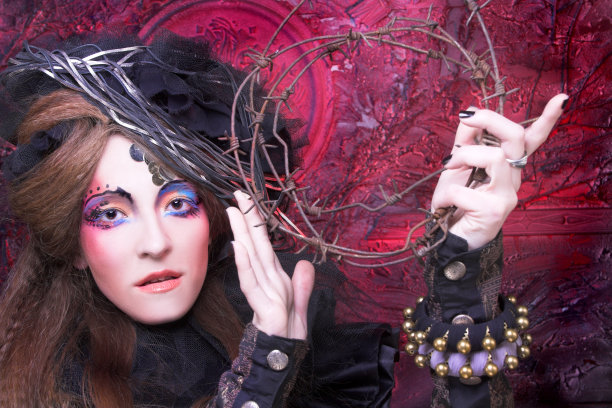 穿黑衣服的年轻女子图片下载