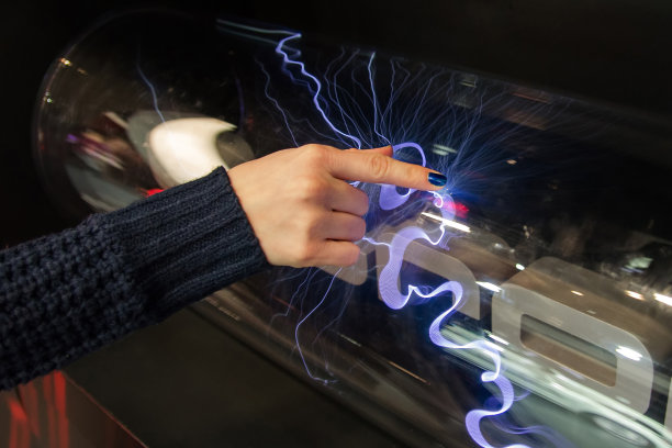 女人的手碰到了一个等离子体图片下载