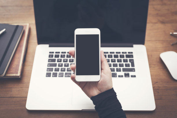 女人显示智能手机图片下载