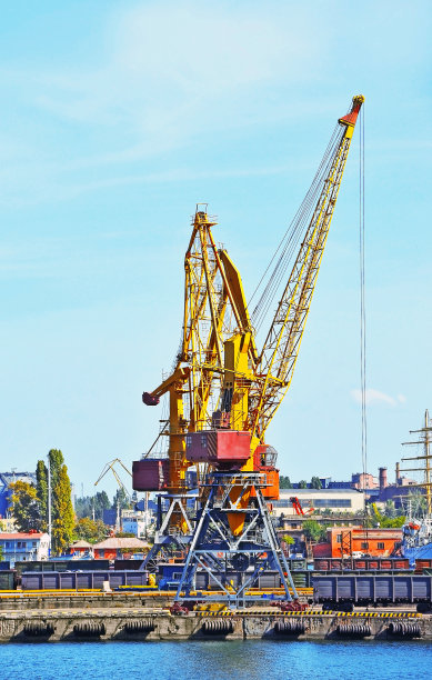 货物起重机和火车图片下载