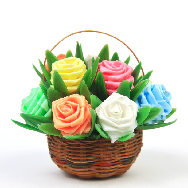 藤篮子里的各色假玫瑰图片下载