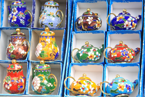 摊位里的景泰蓝茶壶图片下载