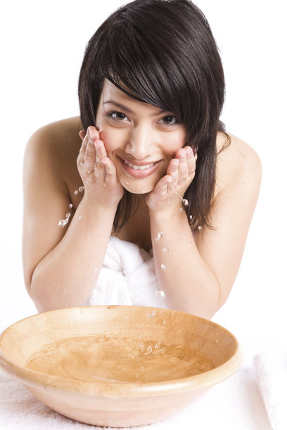 美丽的亚洲女孩洗脸图片下载