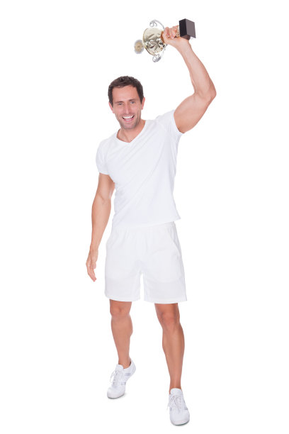 年轻人拿着奖杯的肖像图片下载