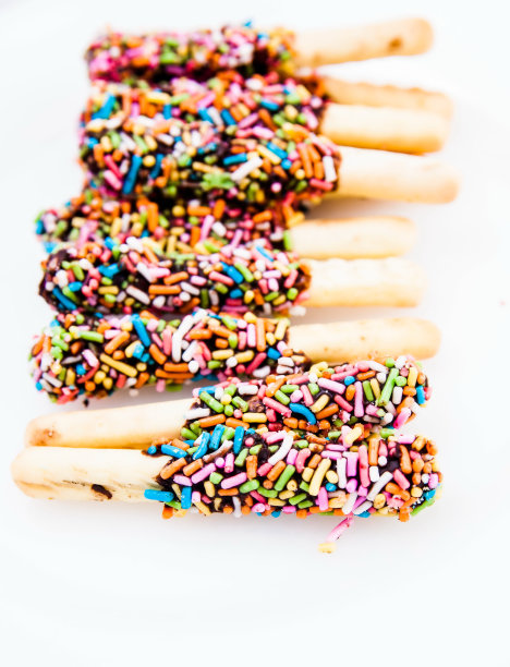 饼干棒和五颜六色的糖屑。图片下载