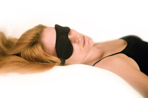 戴着睡眠面罩睡觉图片下载