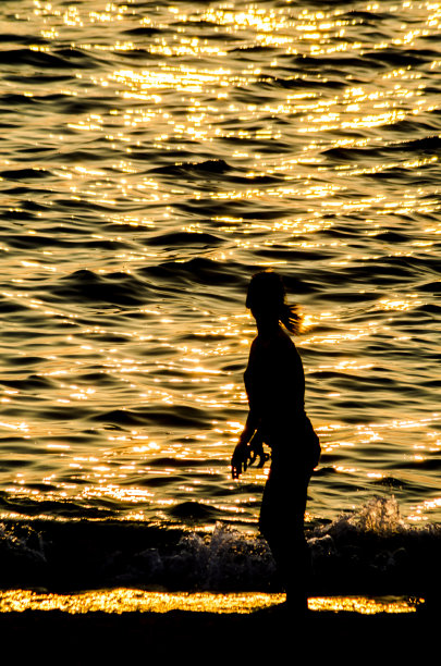 沙滩上的女人图片下载