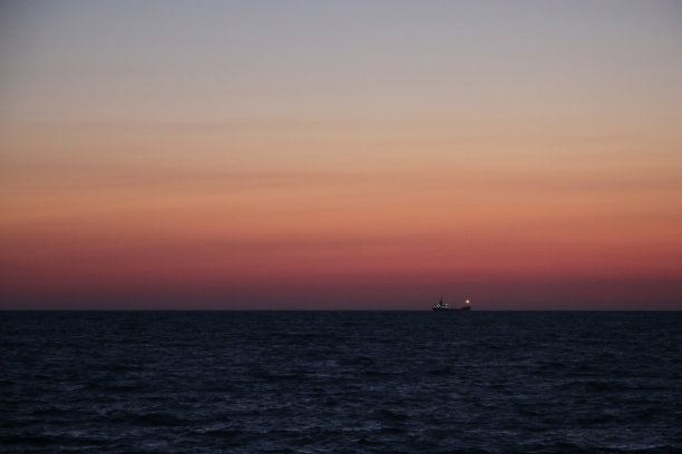 地平线上的船图片下载