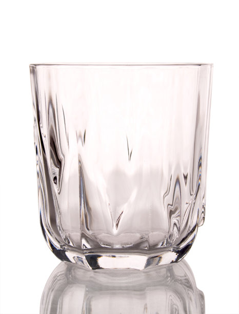 空的威士忌酒杯的特写在白色与clipping路径图片下载