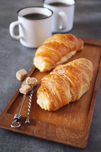两份新鲜羊角面包，一杯咖啡图片下载