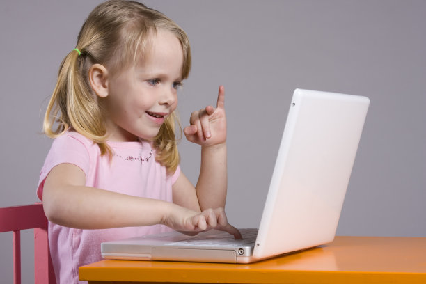 笔记本电脑的女孩图片下载