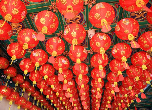 中国寺庙里挂着传统的灯笼图片下载