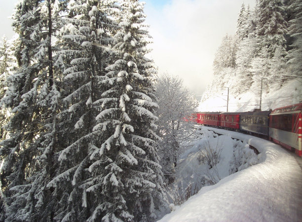 冬季穿越阿尔卑斯山的瑞士火车图片下载
