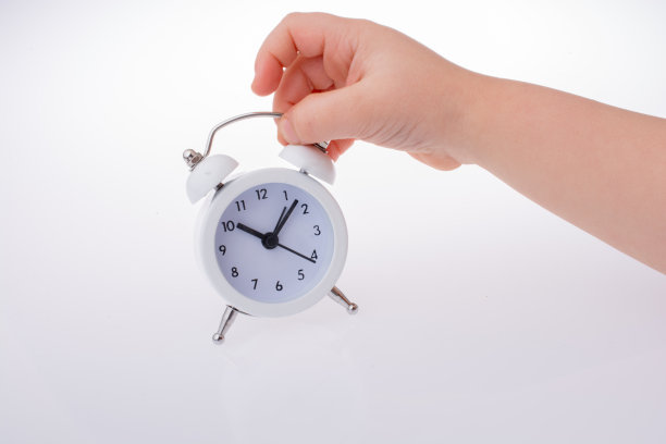 拿着闹钟的孩子图片下载