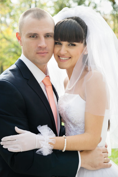 新郎新娘在户外图片下载