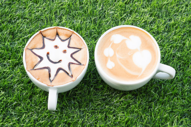 两杯咖啡上的人造草纹理。俯视图图片下载