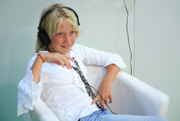 听音乐的女孩图片下载