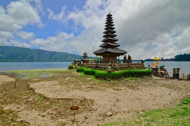 乌伦达努神庙在一个湖上。巴厘岛图片下载