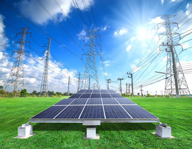 太阳能板和高压电塔图片下载