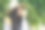 年轻女子闻着成熟的芒果图片下载