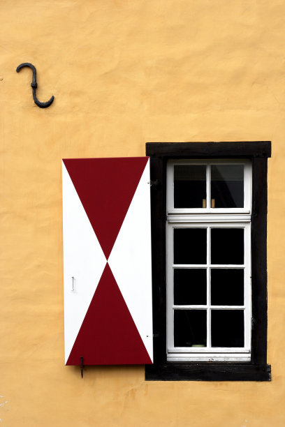 黄色墙壁上的窗户图片下载