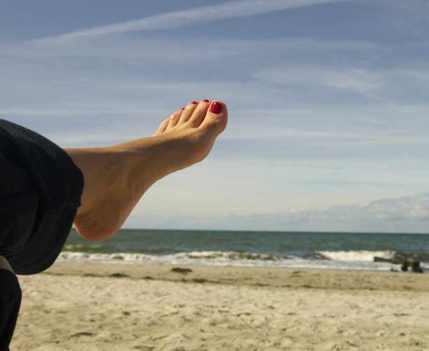 脚踏沙里图片下载