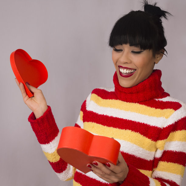 女人得到礼物图片下载