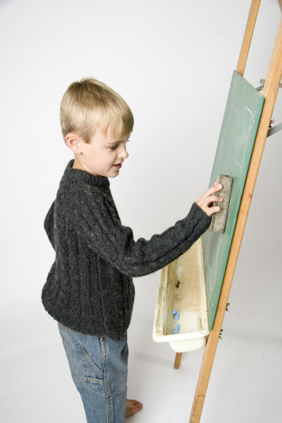 快乐的孩子擦黑板图片下载