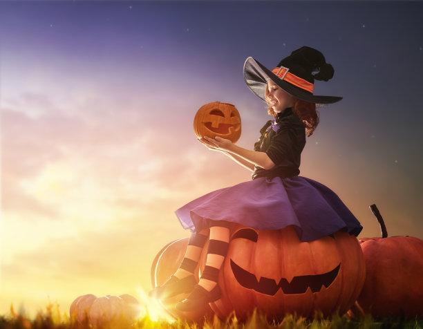 小女巫在户外图片下载