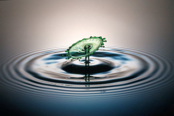 水滴碰撞图片下载