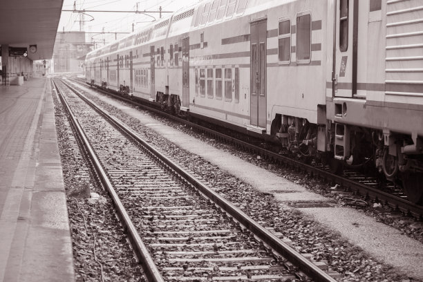 有火车和轨道的铁路站台图片下载