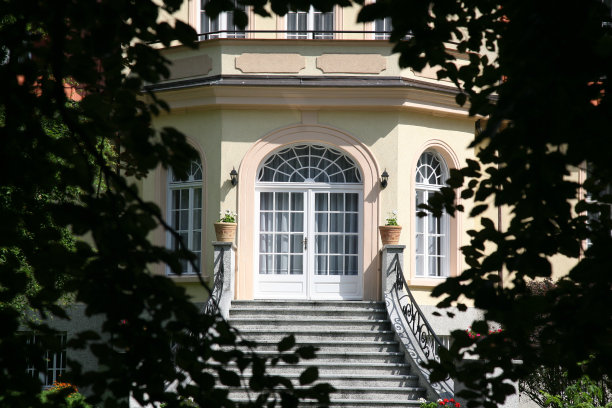 穿过树林的房子图片下载