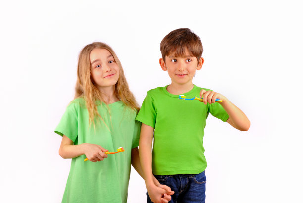 生-弟弟端着妹妹刷牙图片下载