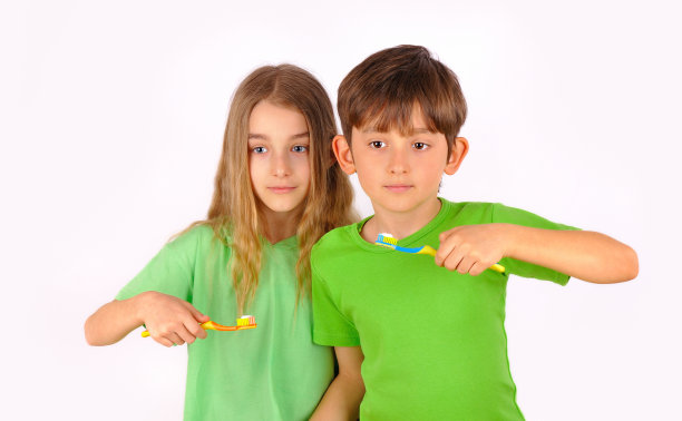 孩子们，弟弟端着妹妹刷牙图片下载