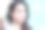 美丽的亚洲女孩，她的手穿过她的头发素材图片