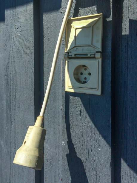 电插头挂在墙上图片下载