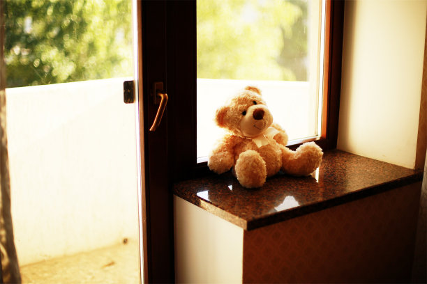 在窗户上的泰迪熊图片下载