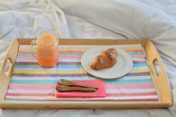 早餐在床上图片下载