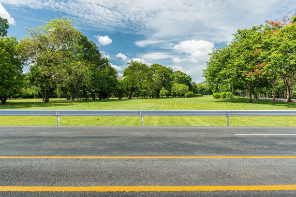 柏油路和公园绿地的侧视图图片下载