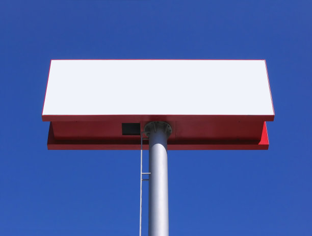 蓝天上的空白广告牌图片下载